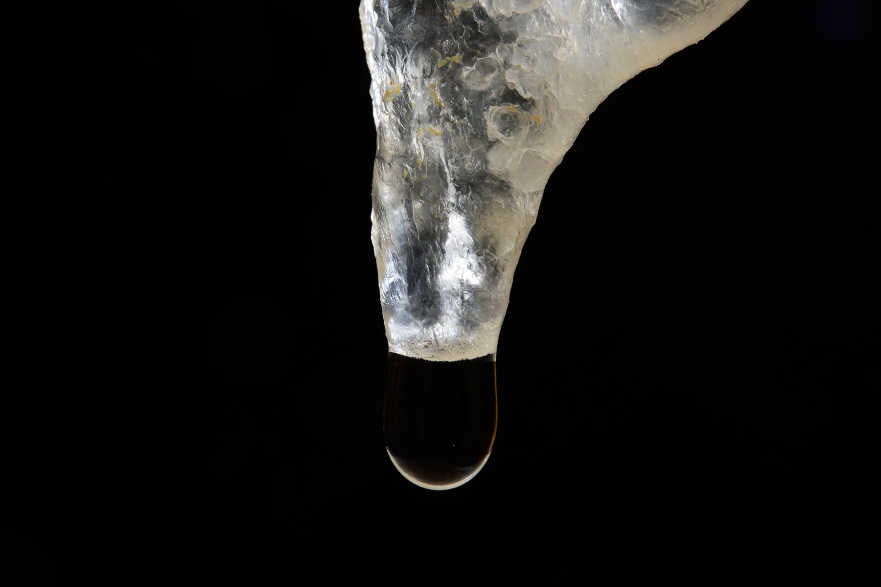 Grotta Impossibile (région de Trieste, Italie) - Goutte d'eau au bout d'une stalactite