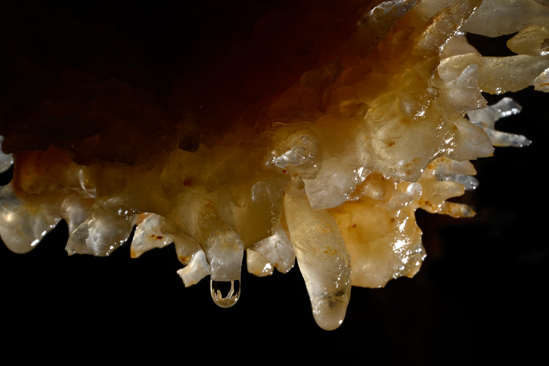 Grotta Impossibile (région de Trieste, Italie) - Cristaux de calcite jaune