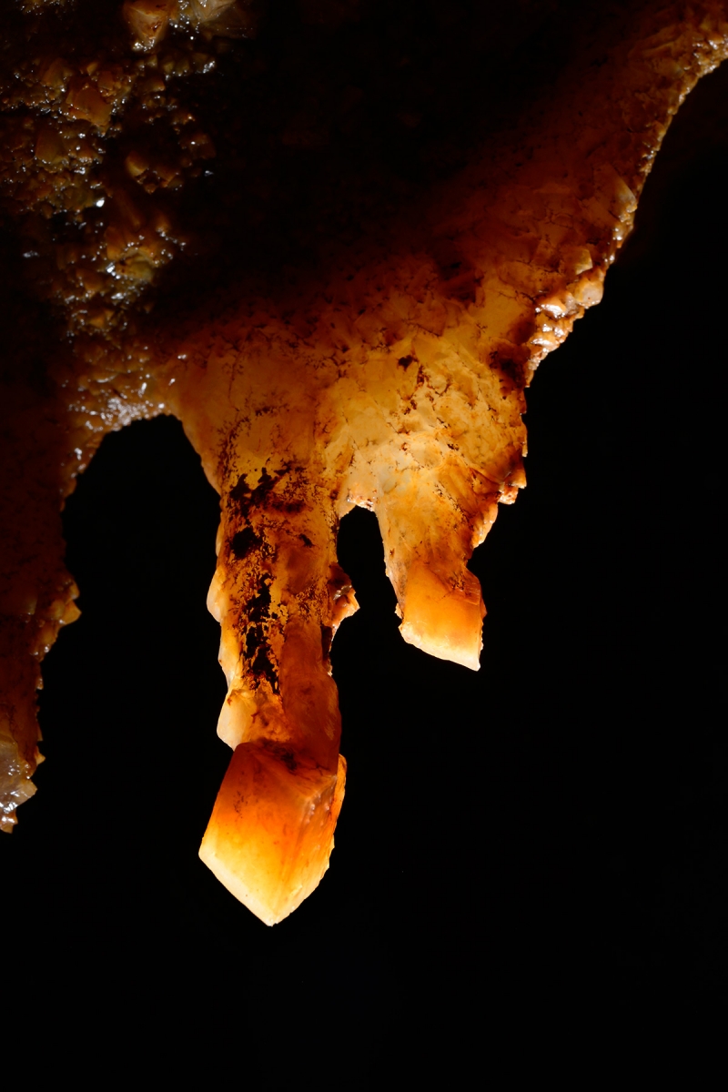 Grotta Impossibile (région de Trieste, Italie) - Monocristal de calcite (rhomboèdre)au bout d'une stalactite 