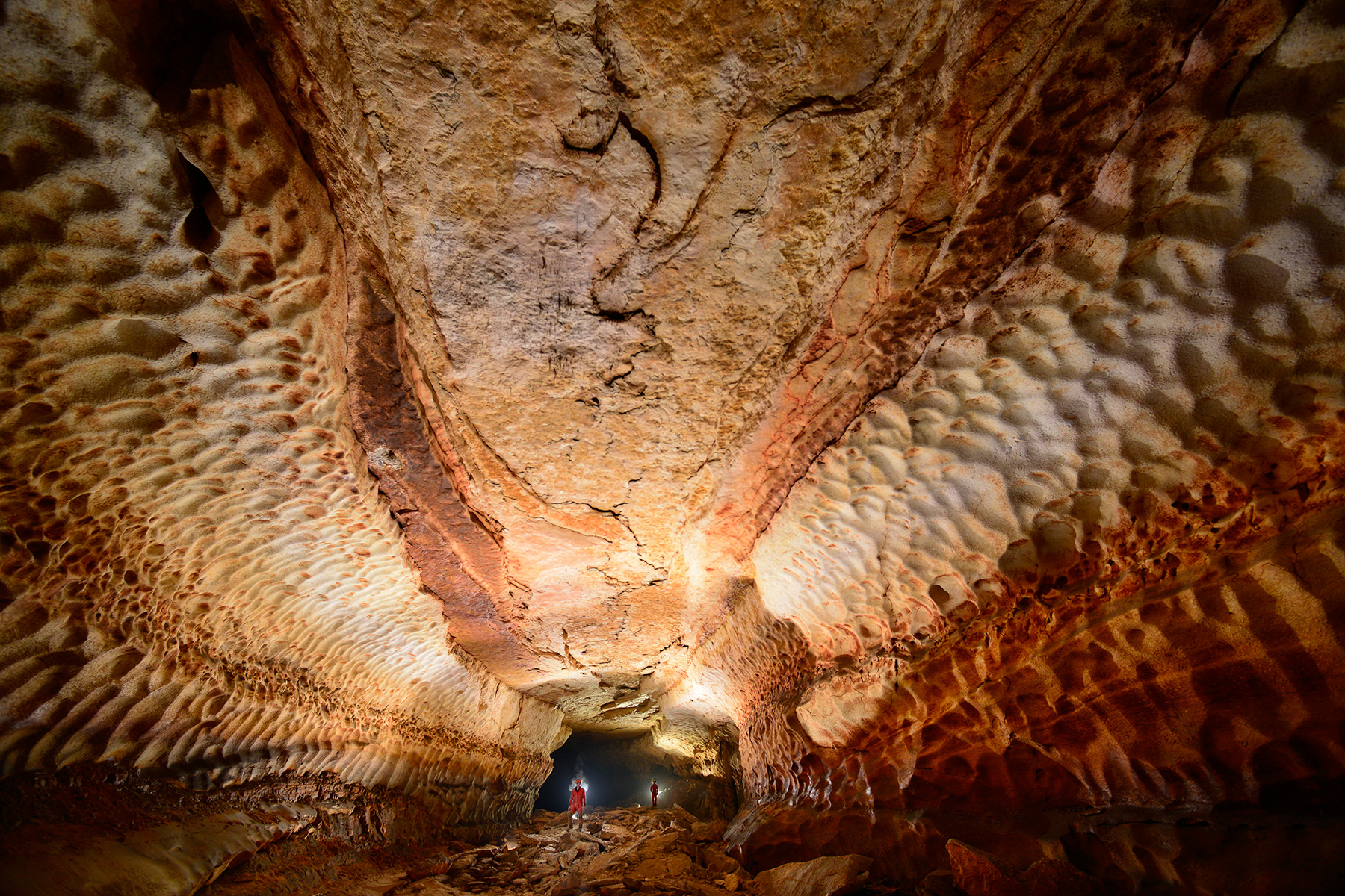 Grotte de Saint-Marcel (Ardèche) - Grande galerie avec deux personnages en fond.