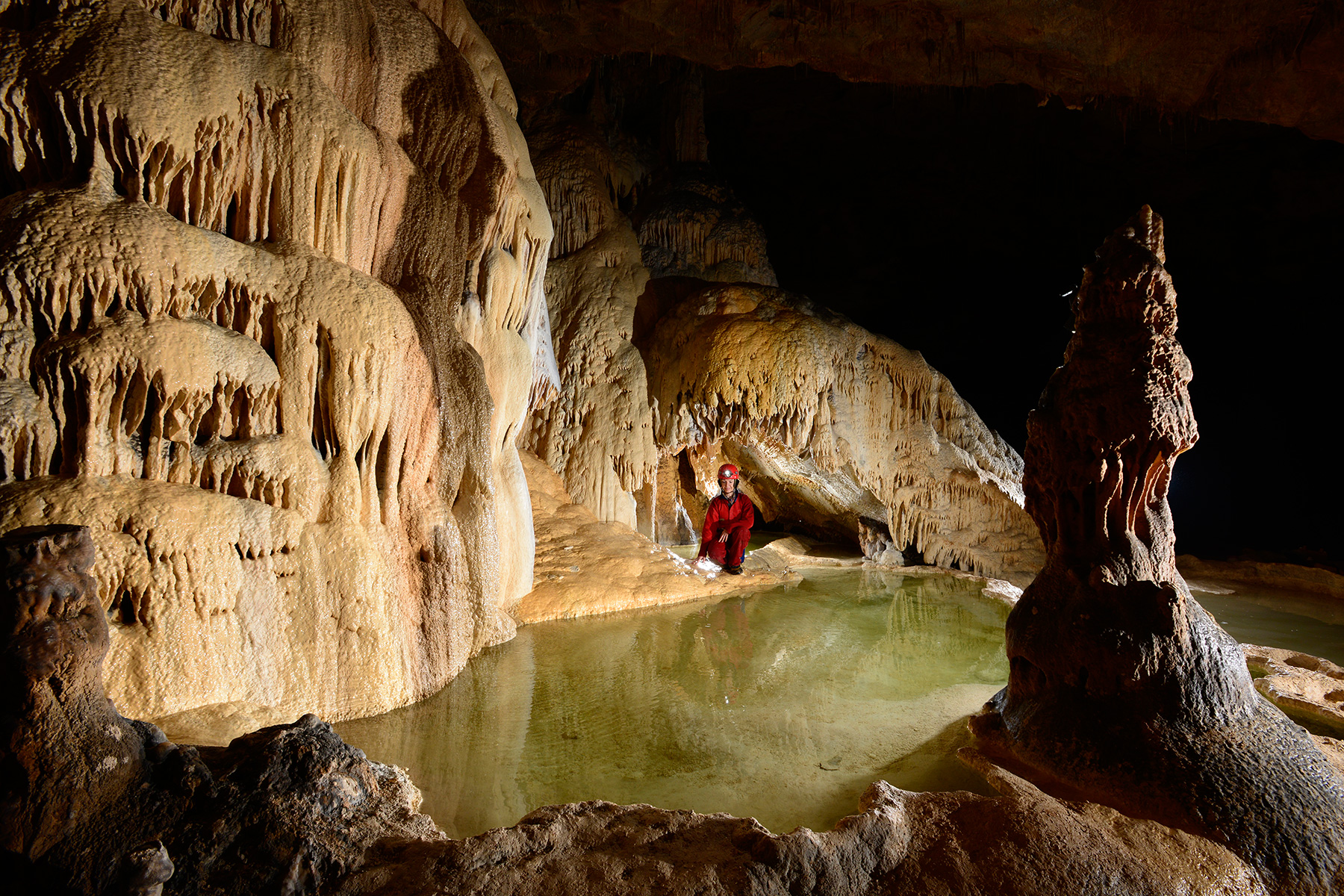 Grotte de Saint-Marcel (Ardèche) - Gour avec eau verte et concrétions