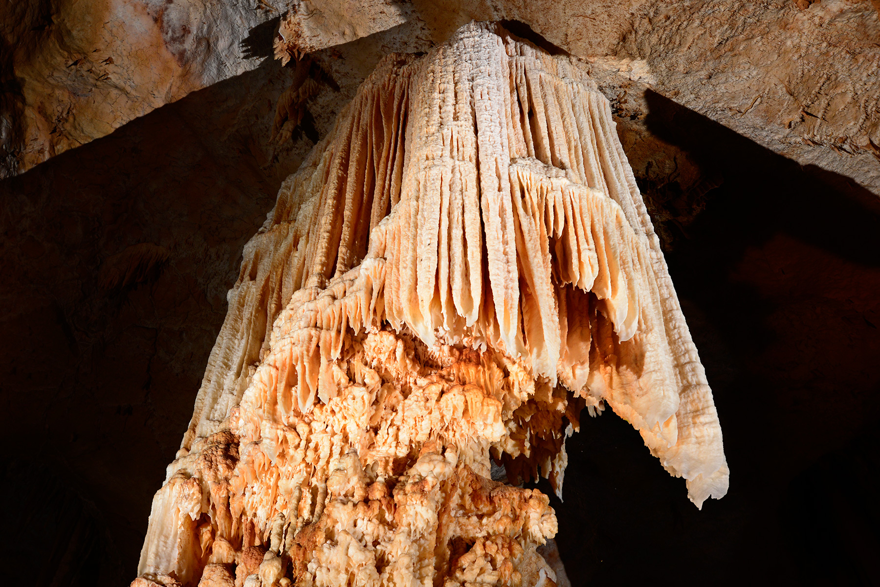 Aven d'Orgnac-Issirac (Ardèche) - Salle rouge : stalactite massive blanche