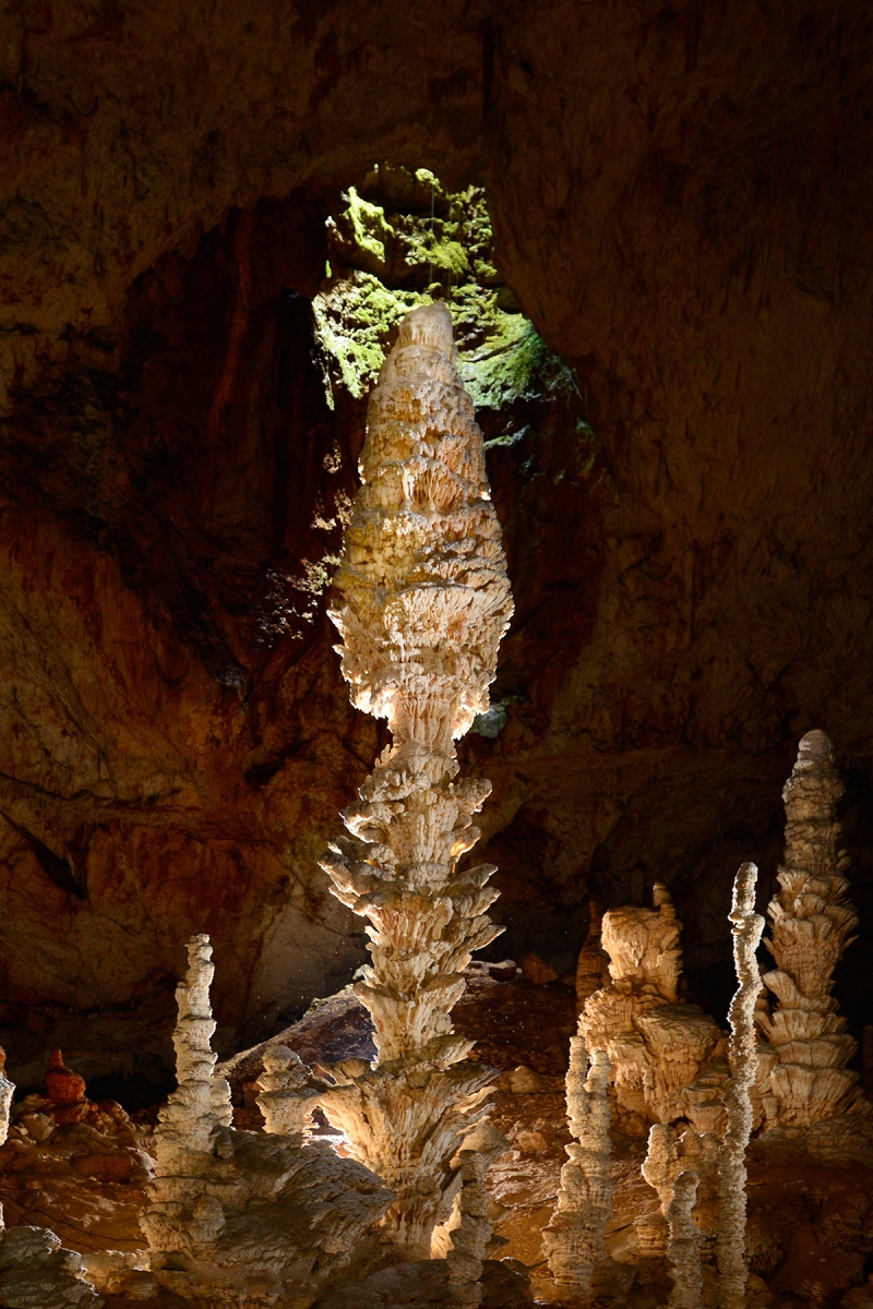 Aven d'Orgnac-Issirac (Ardèche) - d'Orgnac-Issirac (Ardèche) - "La pomme de pin" (stalagmite de 11 m de haut)