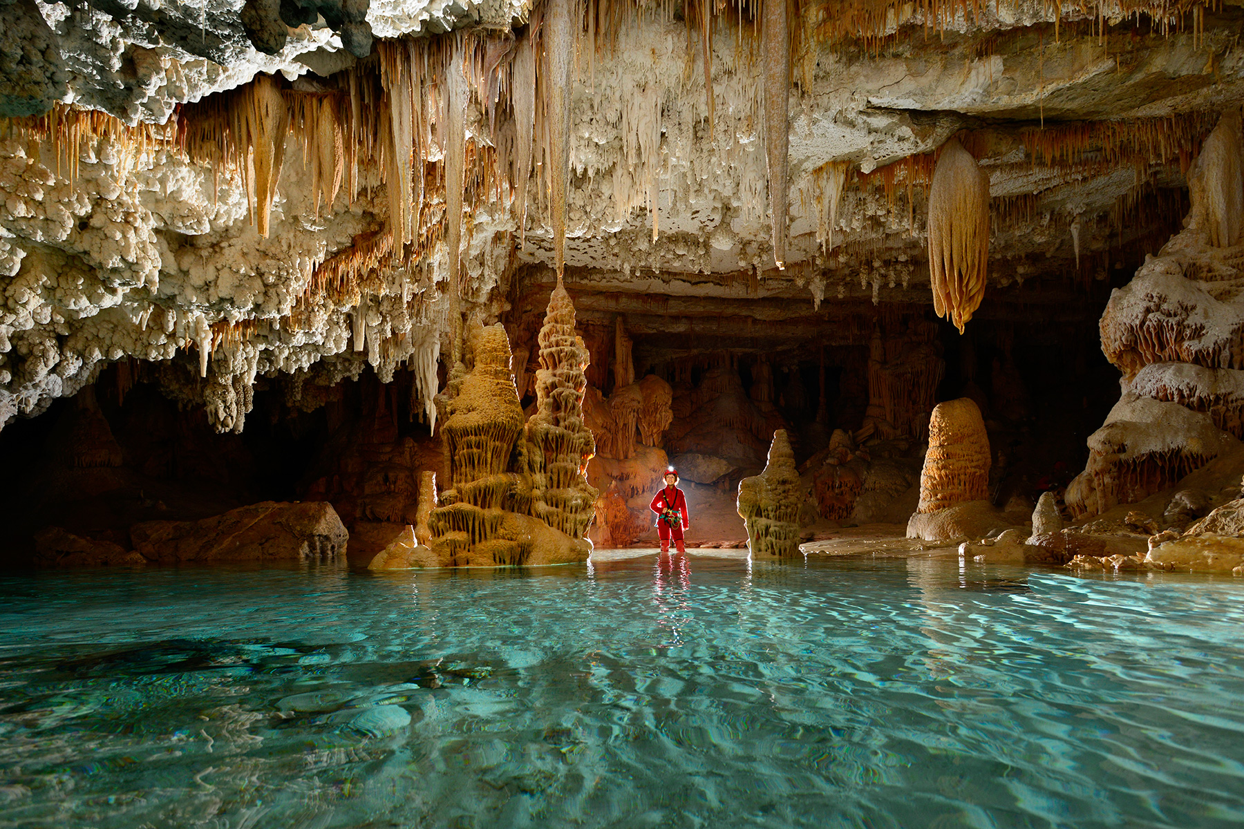 Cova de Na Mitjana (Majorque, Baléares, Espagne) - Grande salle concrétionnée avec un petit lac en relation avec la mer
