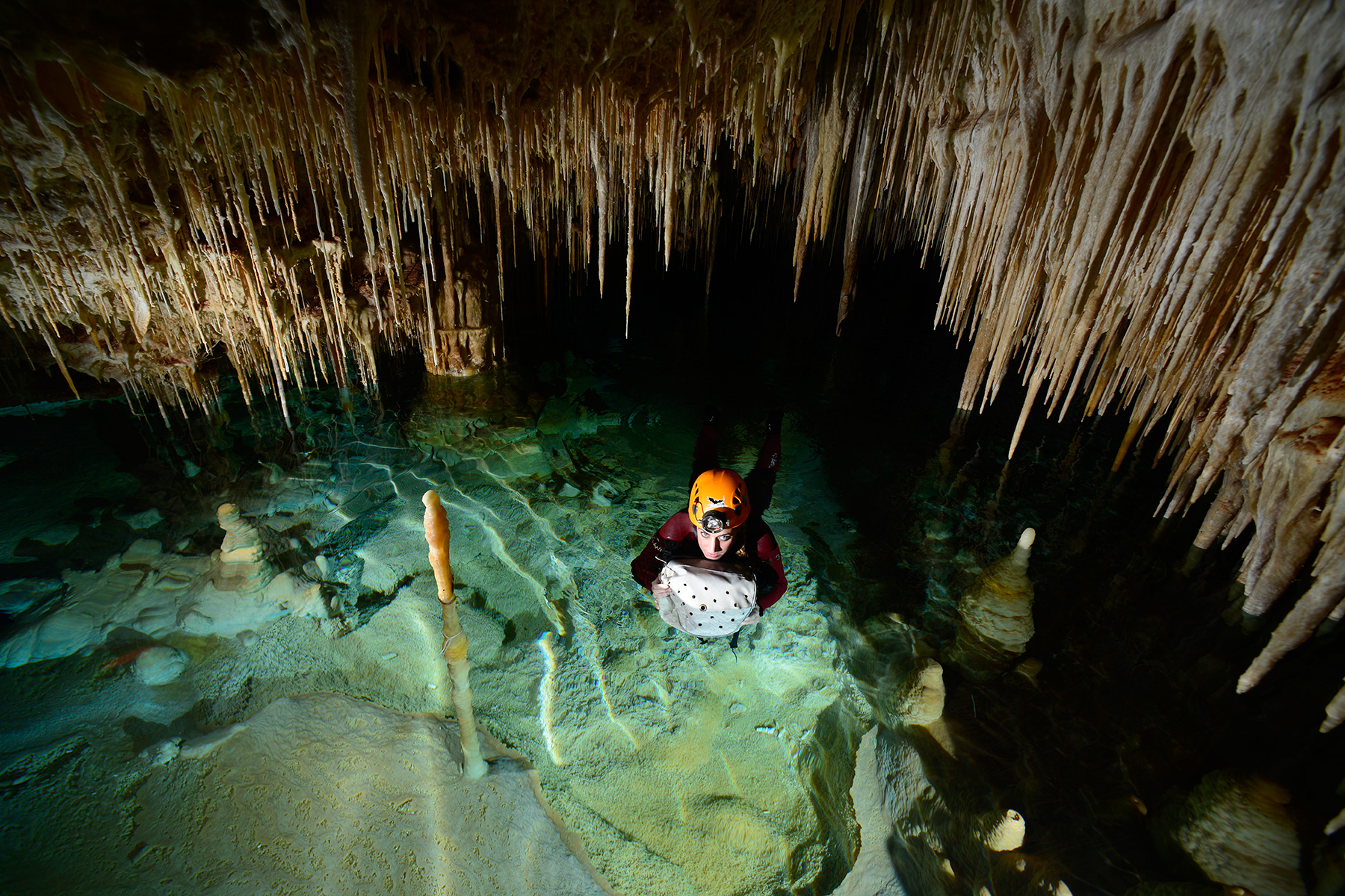 Cova des Pas de Vallgornera (Majorque, Baléares, Espagne) - Progression aquatique dans la première partie de la grotte partiellement noyée.