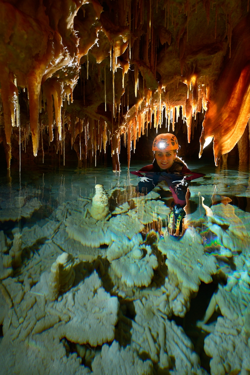 Cova des Pas de Vallgornera (Majorque, Baléares, Espagne)-  Progression aquatique dans de petites galeries concrétionnées. Le concrétionnement s'est formé lorsque cette galerie n'était pas envahie par l'eau avec un niveau de la mer plus bas.