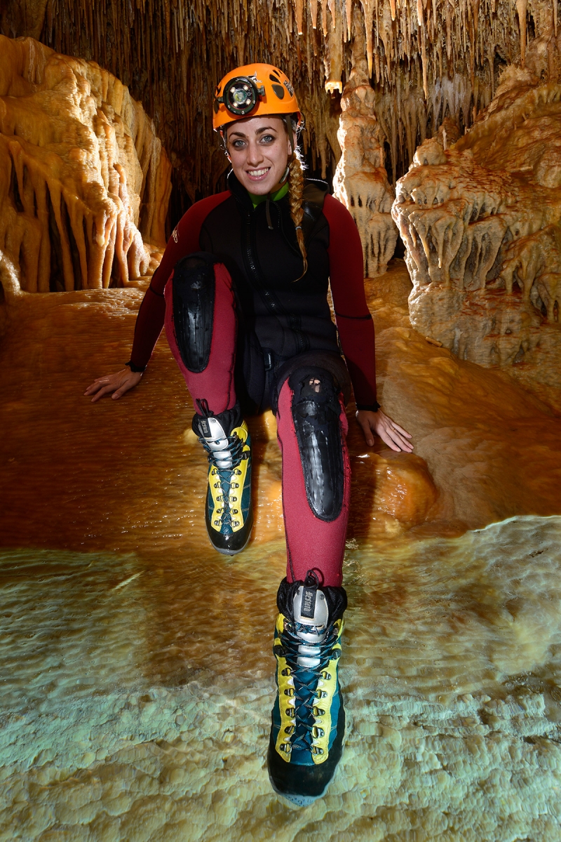Cova des Pas de Vallgornera (Majorque, Baléares, Espagne). Petite photo publicitaire pour les chaussures de canyon Vestar avec Alicia comme modèle.