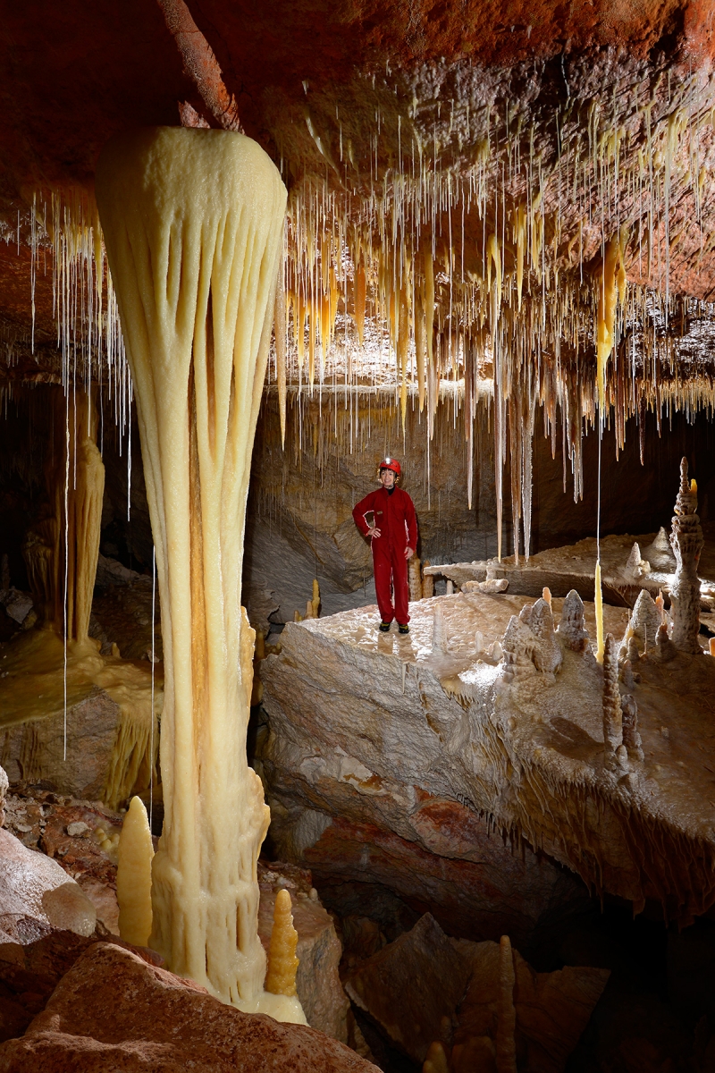 Cova des Pas de Vallgornera (Majorque, Baléares, Espagne). Colonne dénommée "Pieds de mammouth" (Sala Que no te nom).