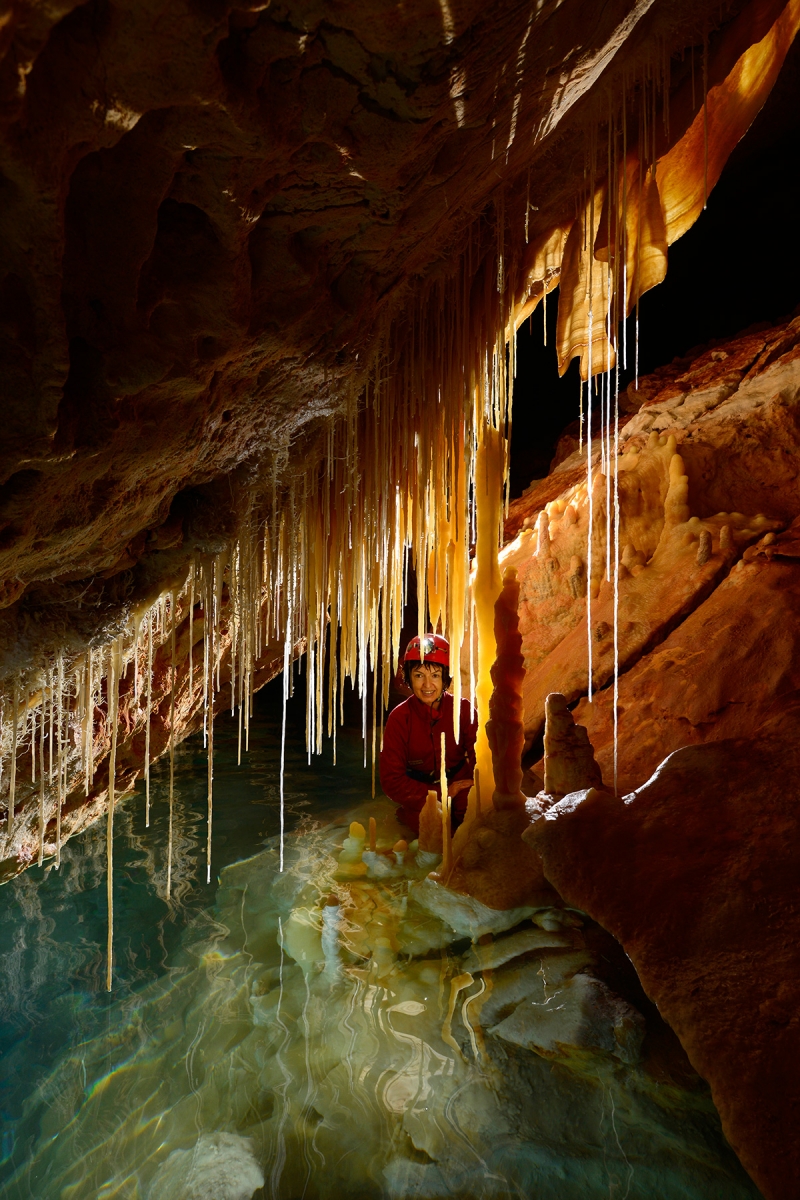 Cova des Pas de Vallgornera (Majorque, Baléares, Espagne) - Rideau de fistuleuses et draperies au dessus de l'eau dans la salle "Que no te nom".