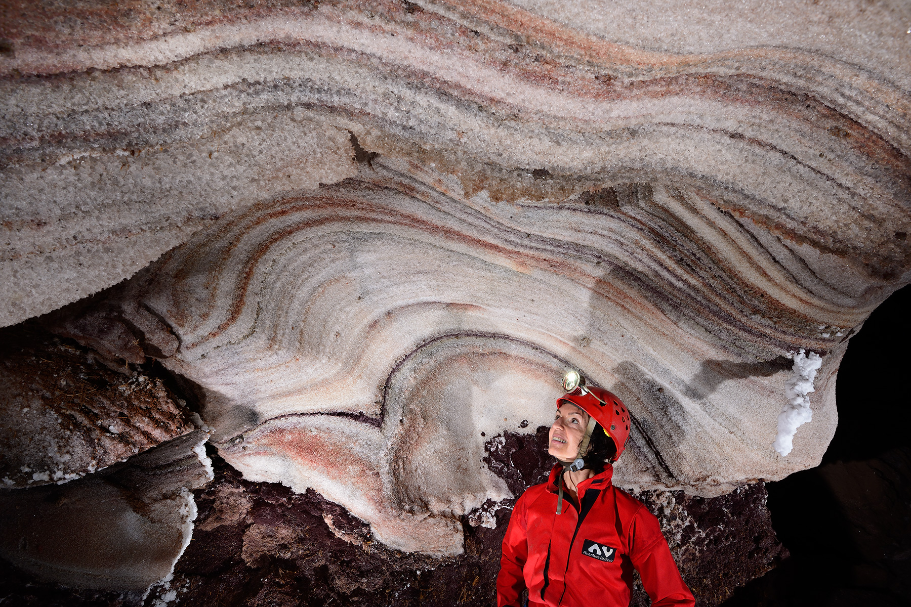 3N Cave (Iran, île de Qeshm, diapir de sel de Namakdan) - Entrée supérieure : alcôve avec strates de sel colorées