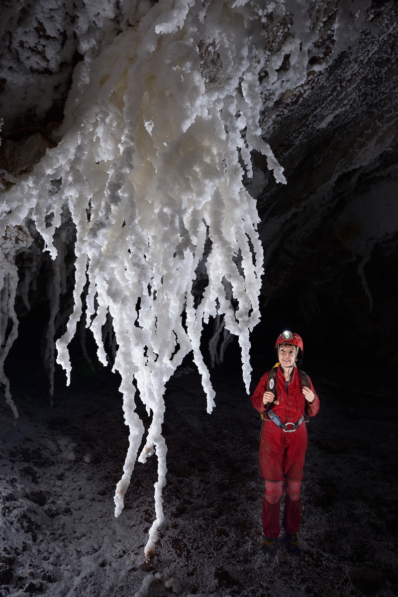 3N Cave (Iran, île de Qeshm, diapir de sel de Namakdan): spéléo devant "chandelier" de sel blanc