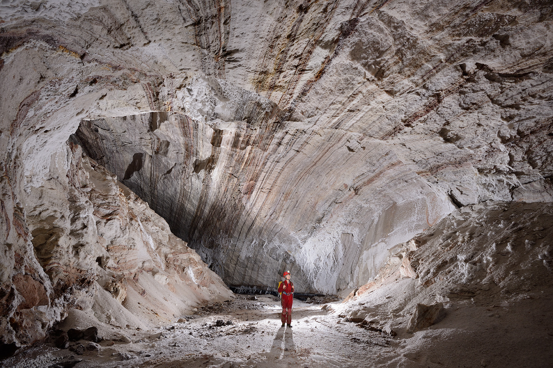 3N Cave (Iran, île de Qeshm, diapir de sel de Namakdan) : spéléo dans grande galerie avec couches de sel grises au plafond 