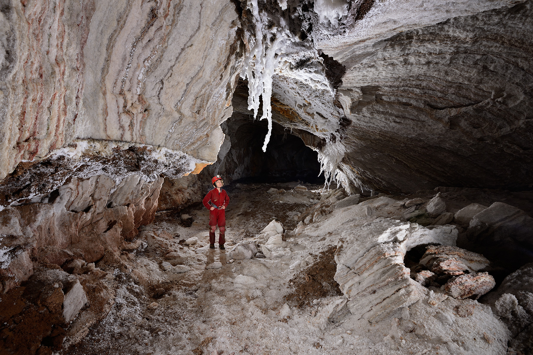 3N Cave (Iran, île de Qeshm, diapir de sel de Namakdan): spéléo dans galerie blanche avec strates de sel visibles et stalactites de sel