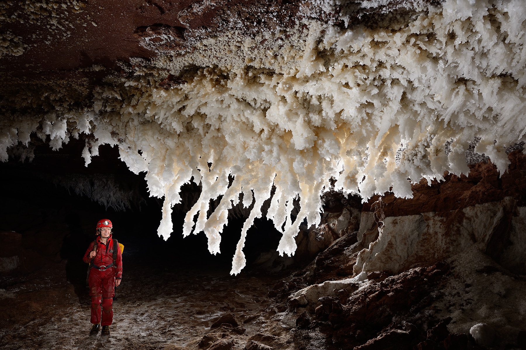 3N Cave (Iran, île de Qeshm, diapir de sel de Namakdan): spéléo à côté rangée de stalactites de sel 