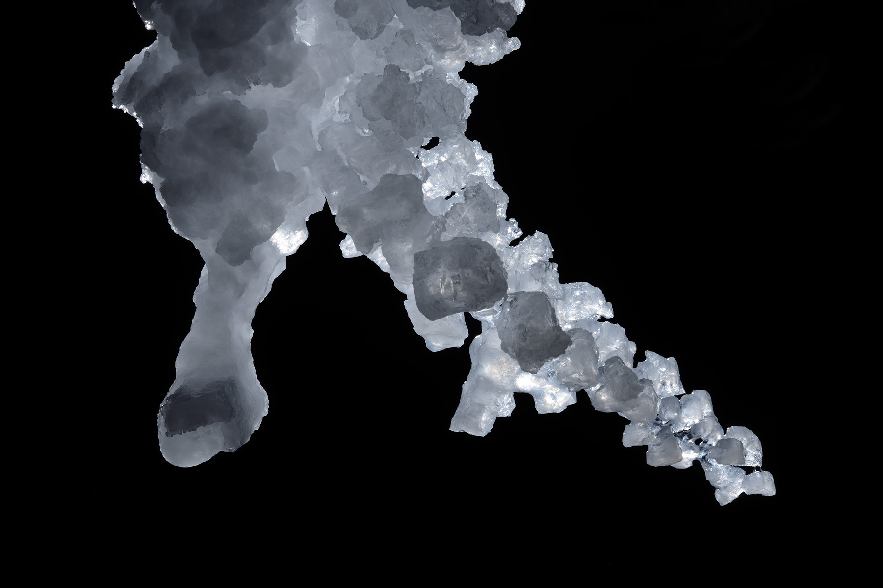 3N Cave (Iran, île de Qeshm, diapir de sel de Namakdan) : extrémité d'une stalactite avec cristaux de sel 