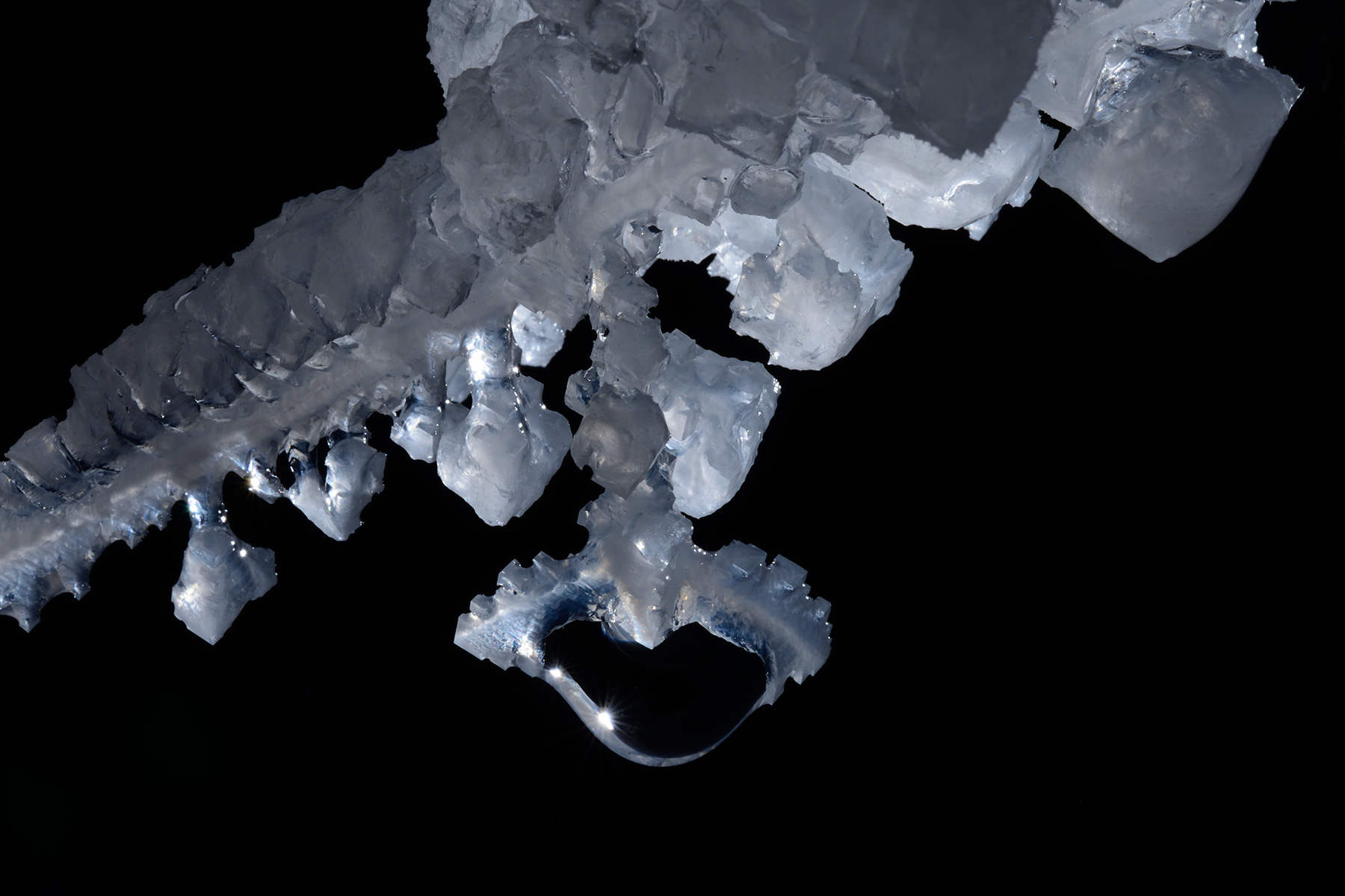 3N Cave (Iran, île de Qeshm, diapir de sel de Namakdan) : détail d'une goutte avec cristaux de sel