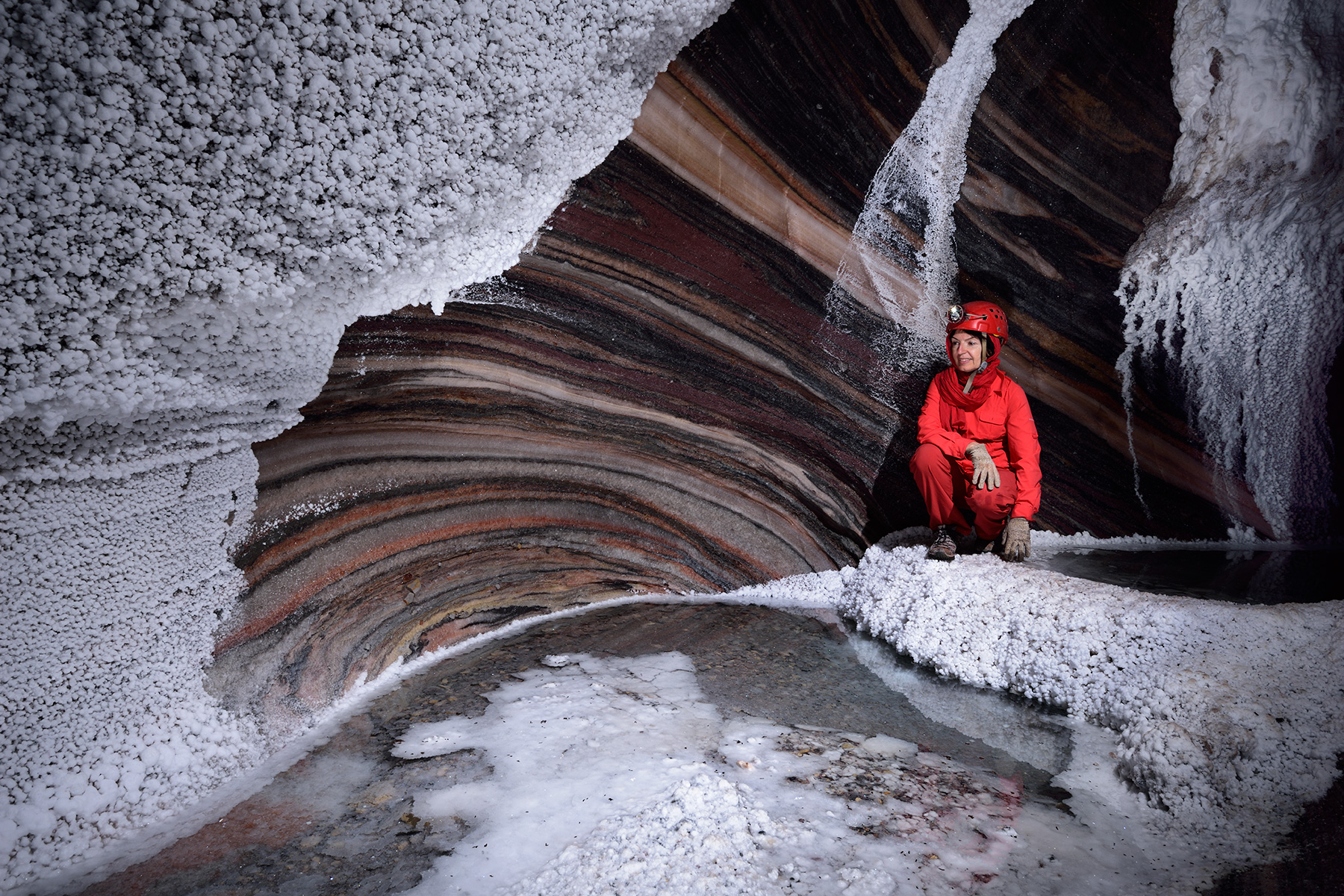 Stair Cave (Iran, dôme de sel de Dashti) : spéléo dans galerie avec couches de sel roses et rouges et dépôts de cristallisations blanches