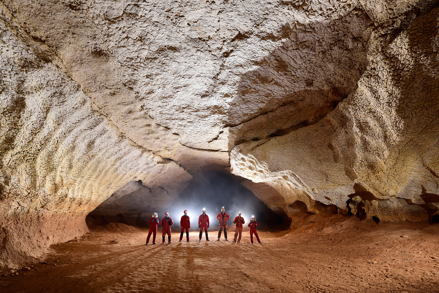 Grotte de Saint-Marcel d'Ardèche - Meute de spéléologues dans la galerie d'entrée (réseau I)