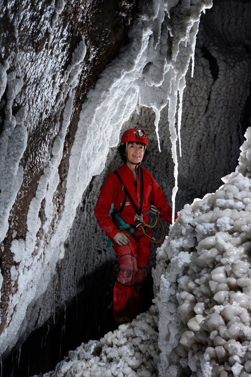 Cova dels Meandres de Sal (Espagne) - Spéléo devant une stalactite de sel dans un méandre couverts de cristallisations