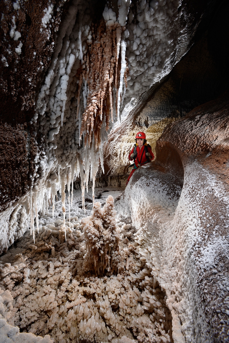 Cova dels Meandres de Sal (Espagne) - Cristaux et stalagmite de sel au sol d'une galerie