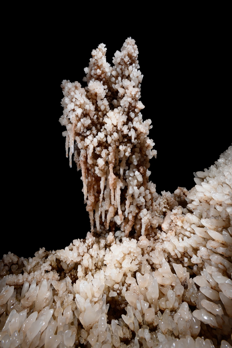 Cova dels Meandres de Sal (Espagne) - Stalagmite de sel avec cristaux au sol d'une galerie