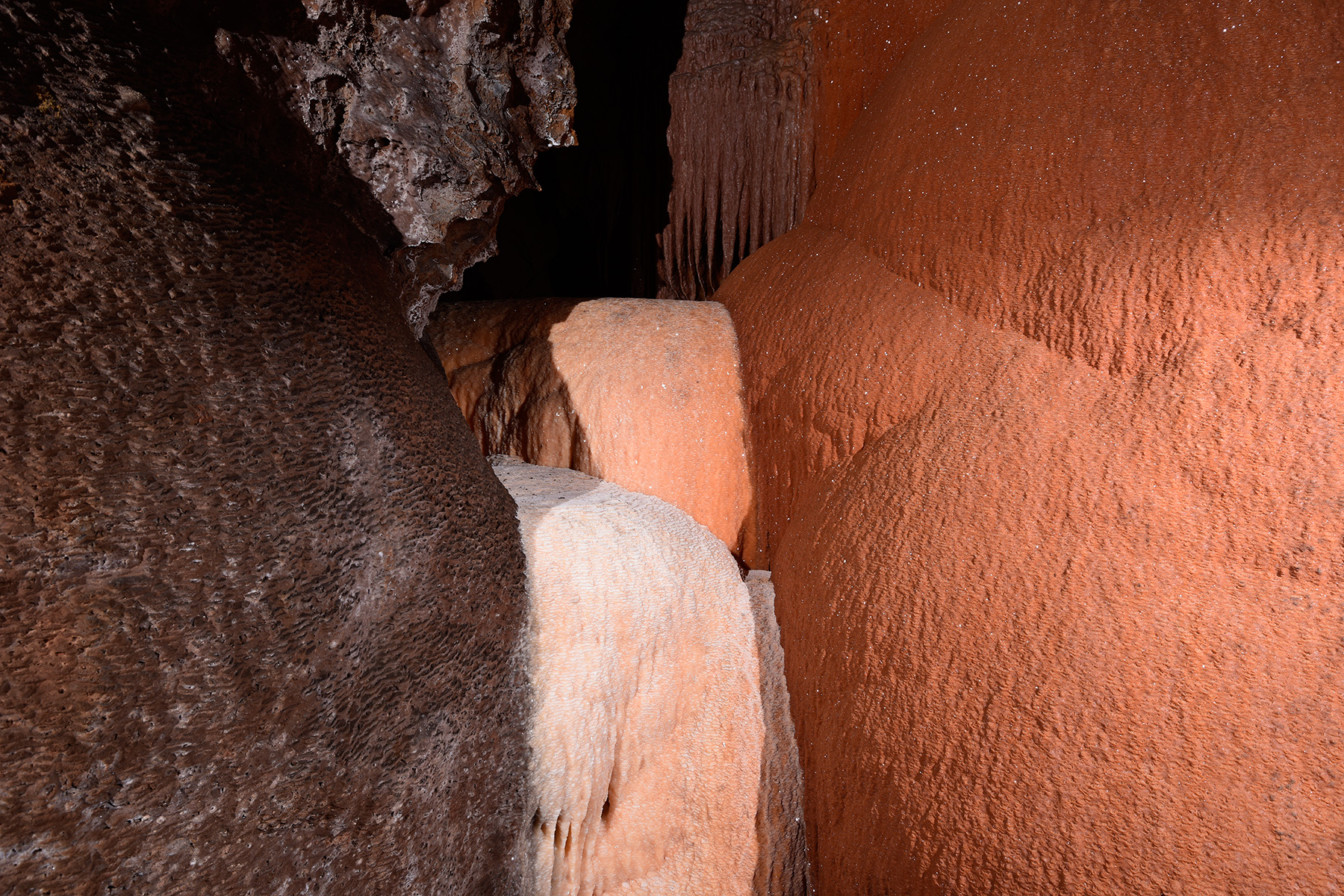 Barralong Cave (Jenolan Karst Conservation Reserve, Australie) - Coulées de calcite colorées 