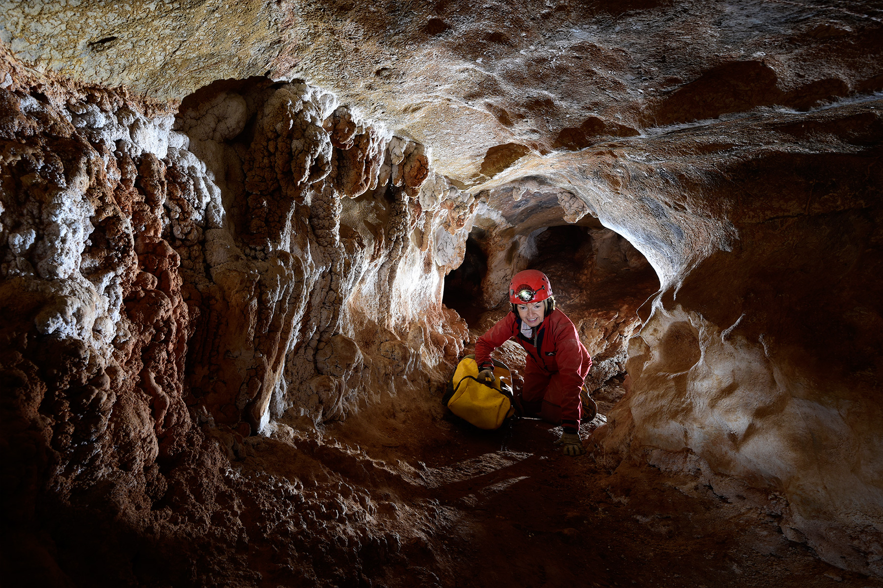 Henning Cave (Jenolan Karst Conservation Reserve, Australie) - Spéléo progressant dans une galerie sèche