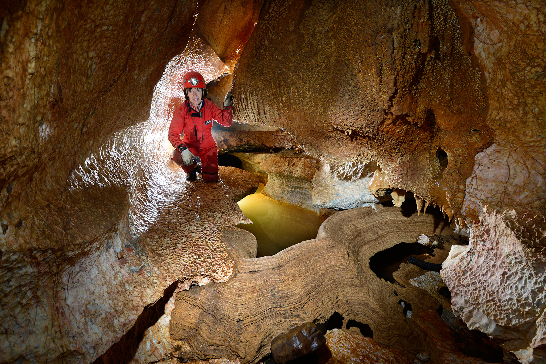 Tuglow Cave (Jenolan Karst Conservation Reserve, Australie) - Rivière avec barrière de calcite