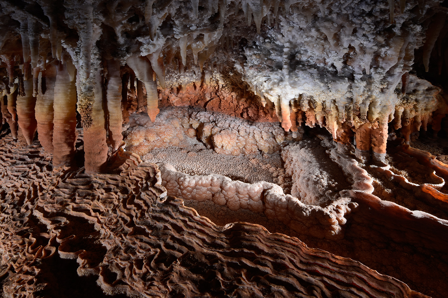 Aladdin Cave (Jenolan Karst Conservation Reserve, Australie) - Petits gours asséchés colorés