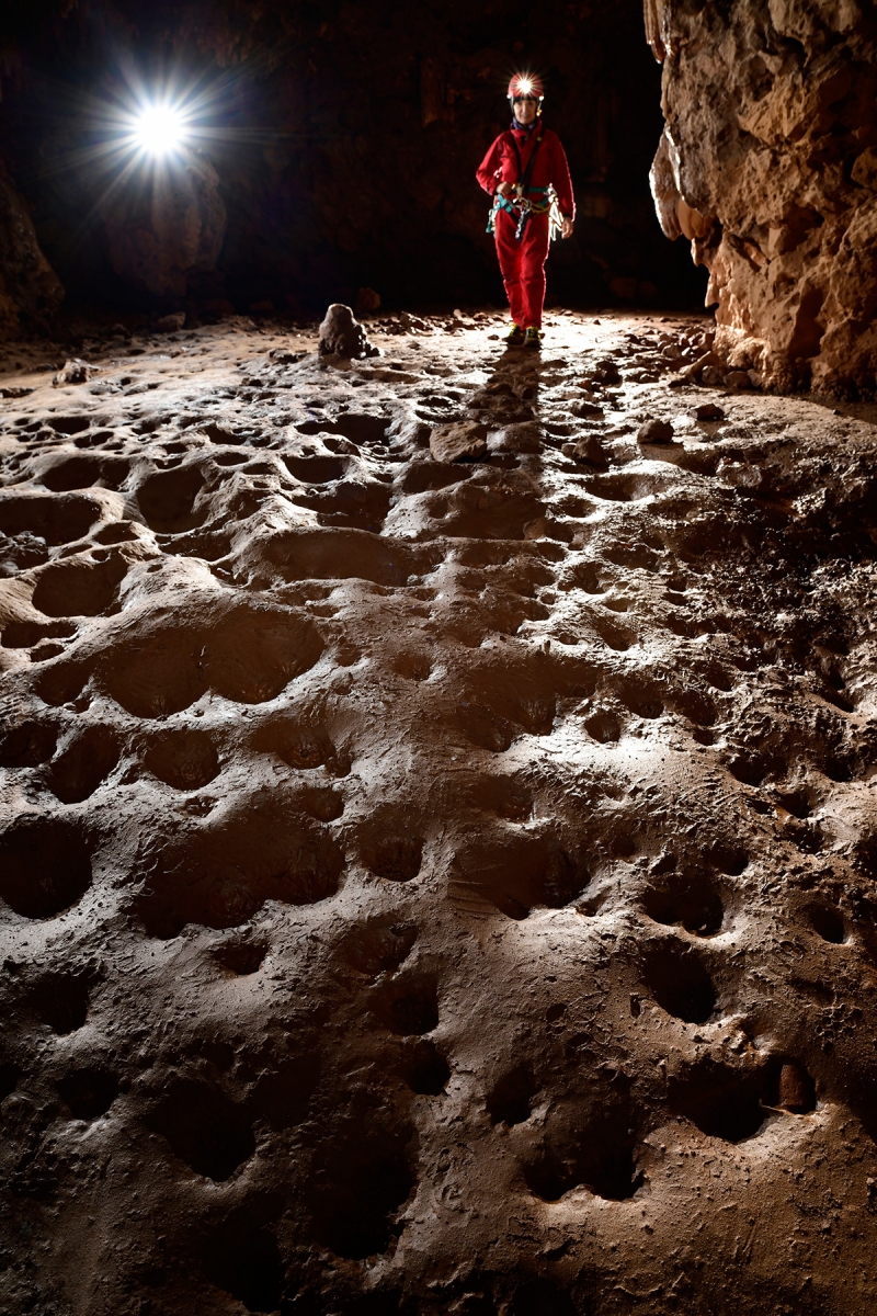 Grotte de la Fromagerie ou d'Albès (Plateau d'Albès, Hérault) - Galerie avec petits cratères dans le sol creusés par l'eau tombant du plafond