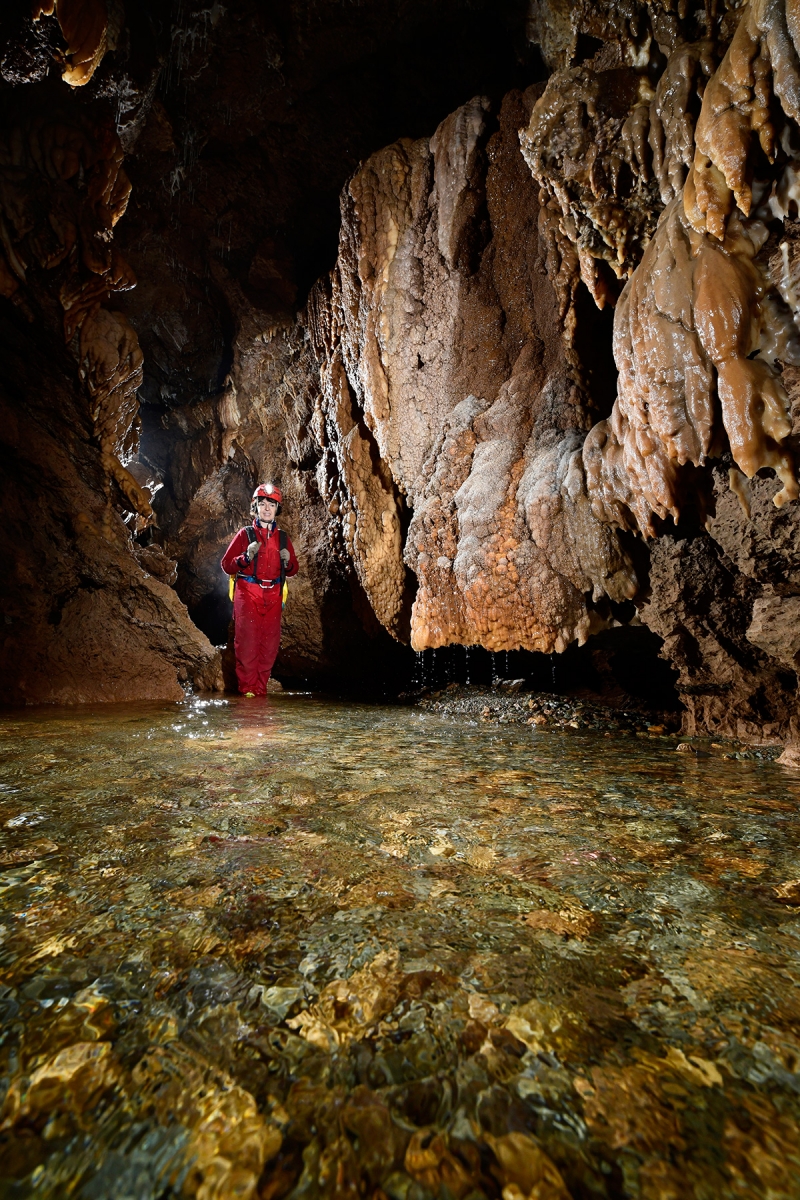 Grotte d'Orquette (Plateau d'Albès, Hérault) - Spéléo dans la rivière souterraine avec coulées de calcite sur les parois