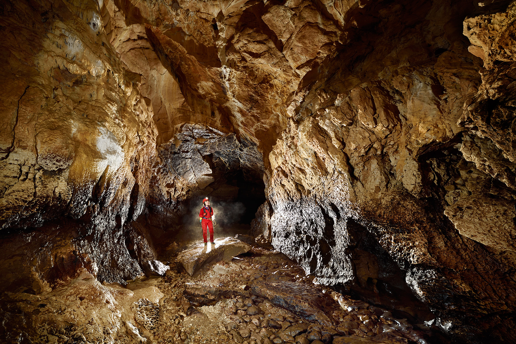 Grotte de Vallorbe (Suisse) - La rivière souterraine s'écoule dans cette galerie lors des crues. Les dépôts noirs, d'origine biologique, indiquent le niveau de l'eau lors de ces épisodes.