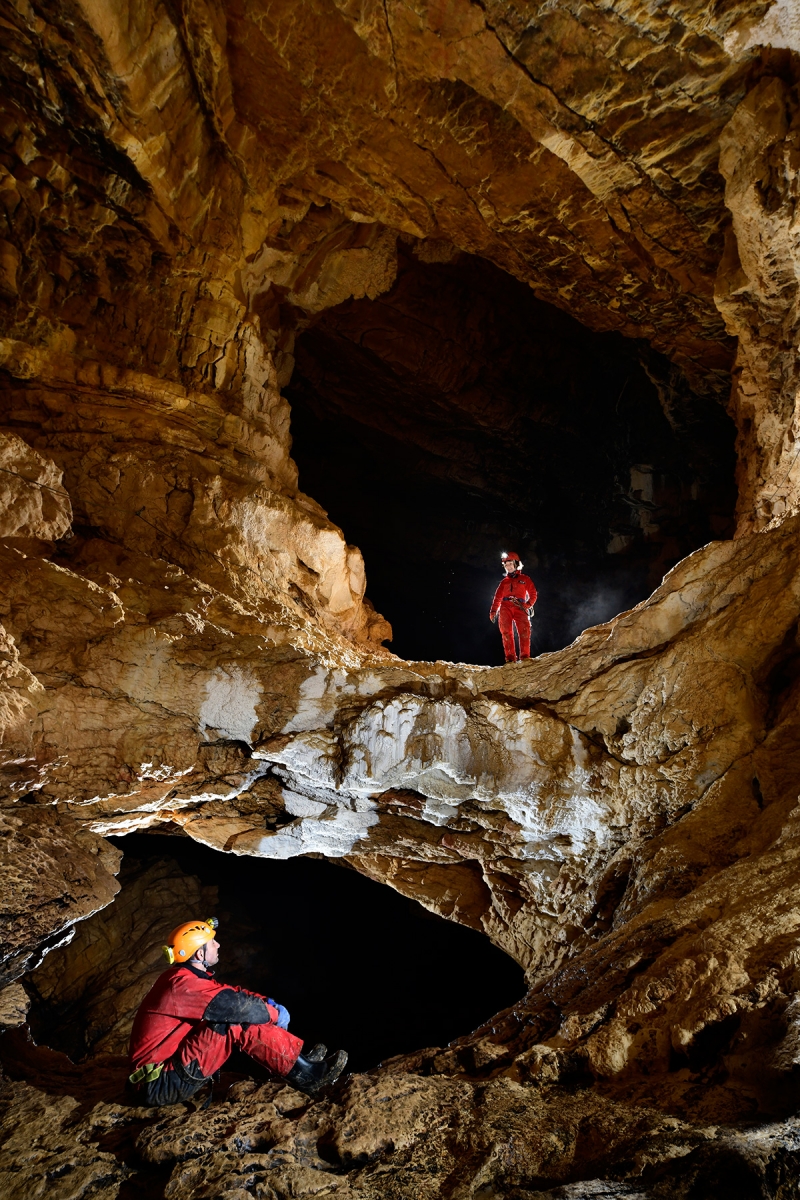 Grotte de Vallorbe (Suisse) - Lors des crues, l'eau empruntait avant le passage supérieur. Elle a ensuite creusé la conduite située en bas à gauche.