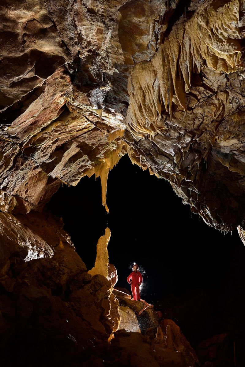 Grotte de Vallorbe (Suisse) - Grandes stalagmite et stalactite en passe de se rejoindre (encore quelques siècles !) dans la galerie finale de la partie aménagée.