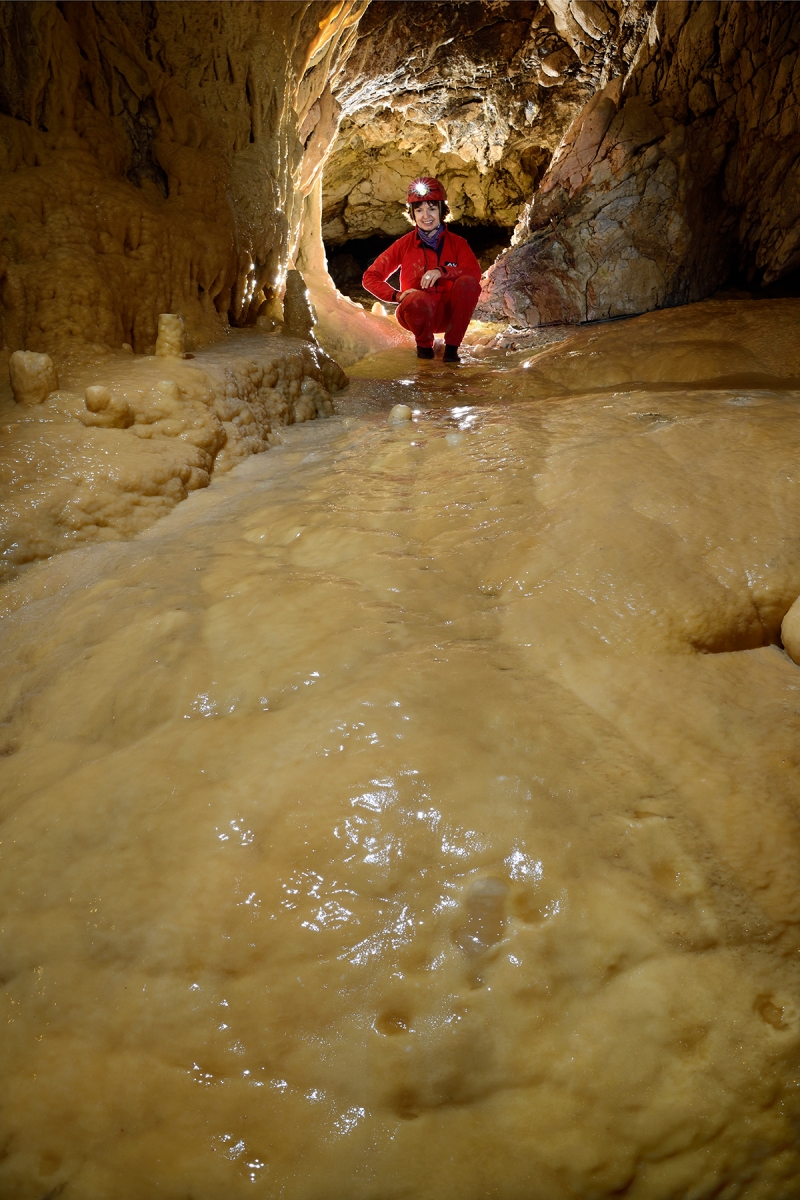 Grotte de Vallorbe (Suisse) - Coulée de calcite jaune recouvrant le sol (partie aménagée). Les spéléos prennent le soin d'enlever leurs chaussures pour ne pas laisser de traces.