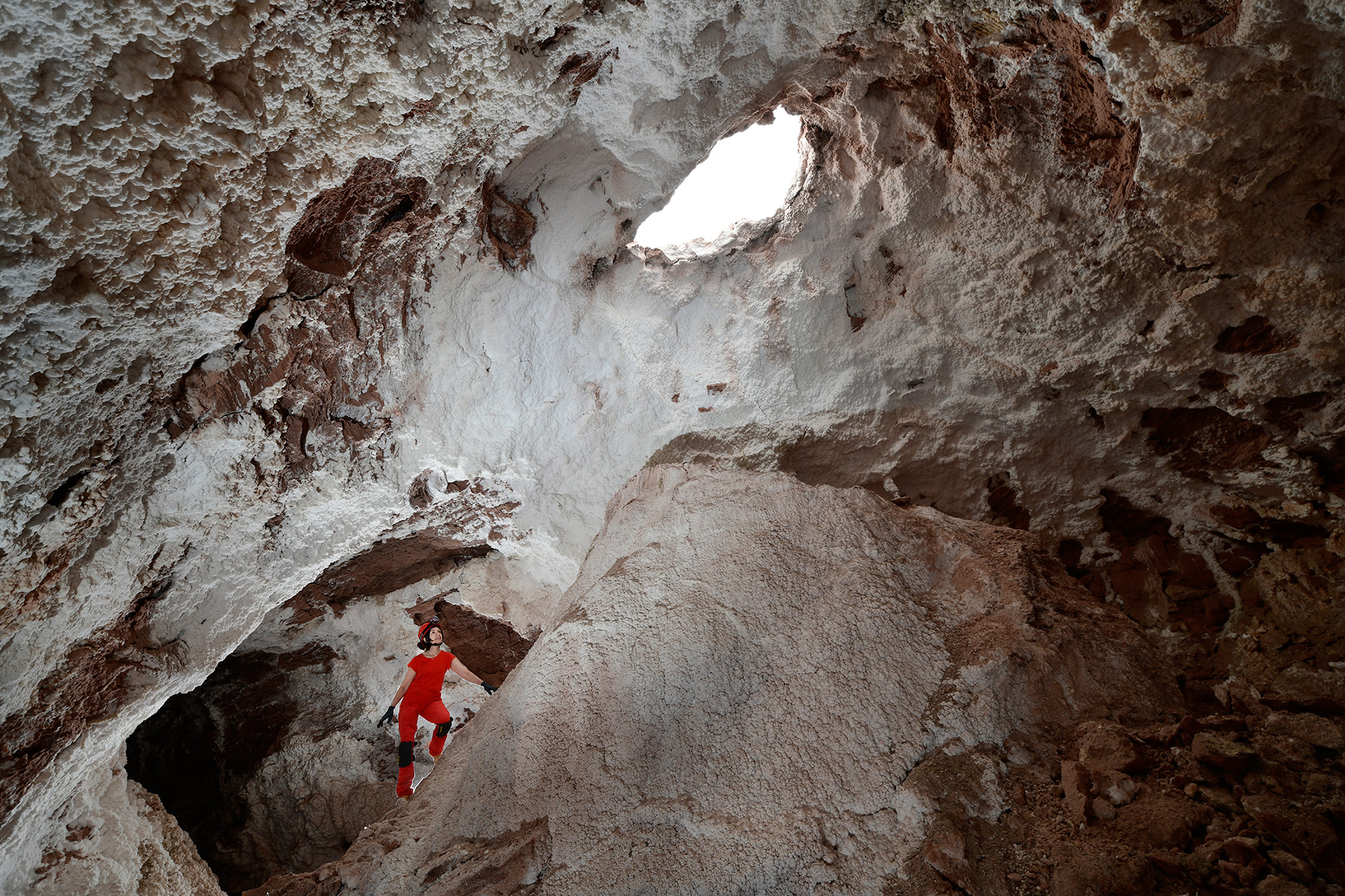 Bobcat Cave (USA - Nouveau Mexique) - Salle dans une grotte de sel avec ouverture au plafond. 