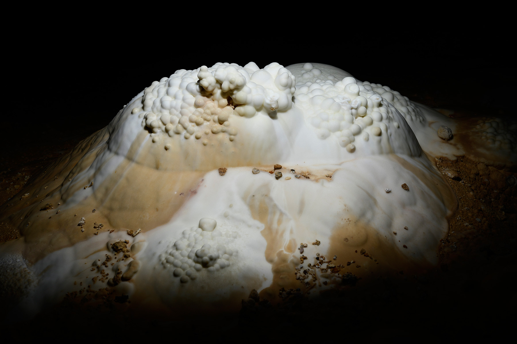 Carlsbad Cavern New Mexico Room (USA - Nouveau Mexique) - Petit dôme de calcite blanche et beige avec concrétions en forme de boules