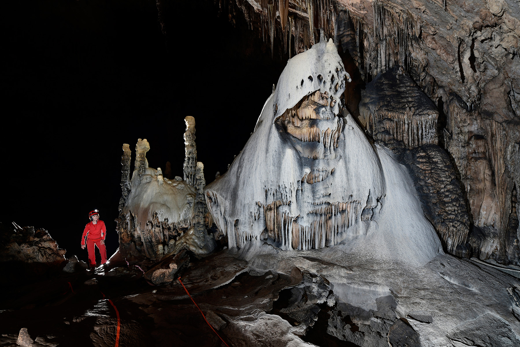 Slaughter Canyon Cave (USA - Nouveau Mexique) - Grand dôme de calcite blanche et grise ("The Klansman")