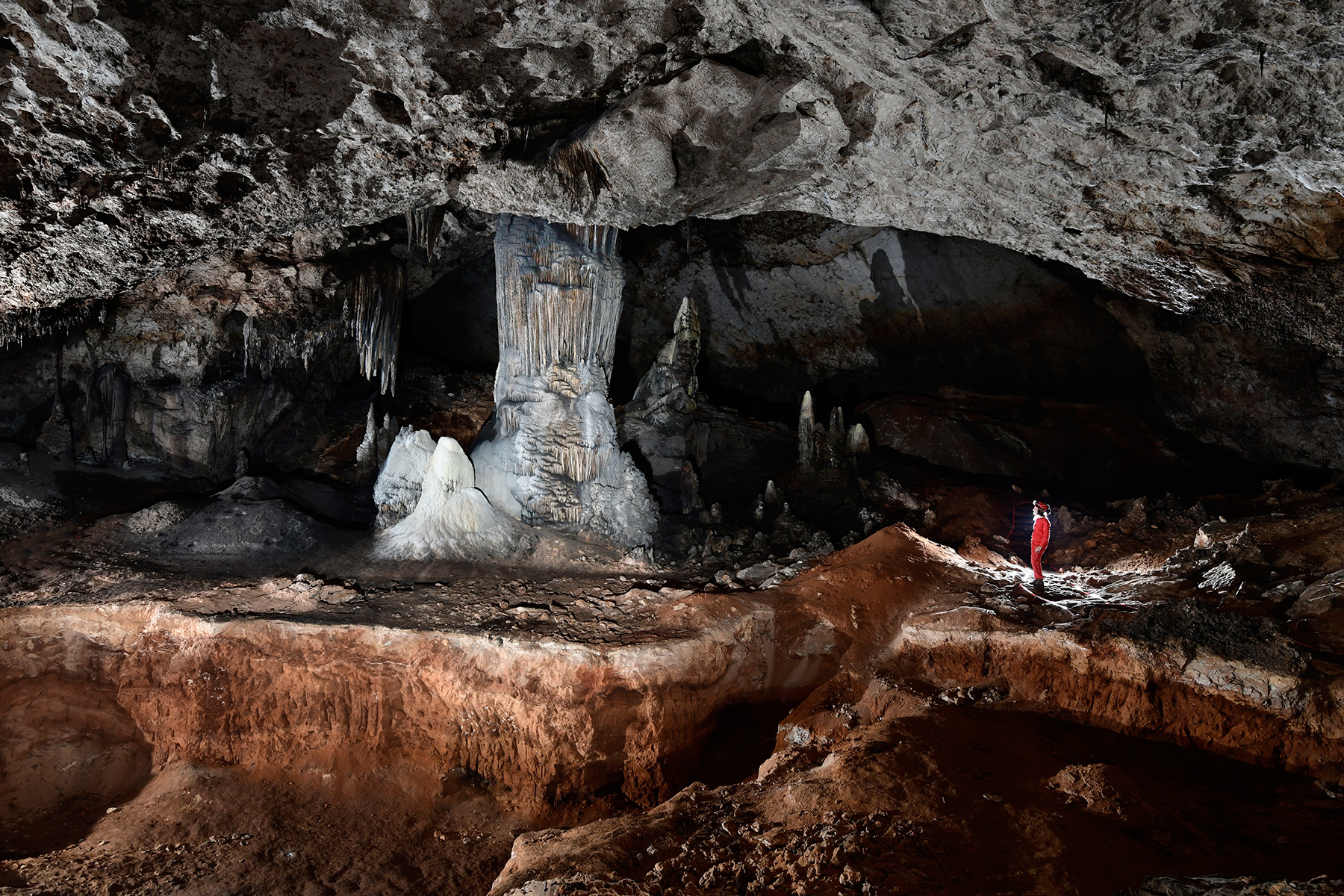 Slaughter Canyon Cave (USA - Nouveau Mexique) - Grande salle avec colonnes massives reposant sur un sol composé de dépôts de guano