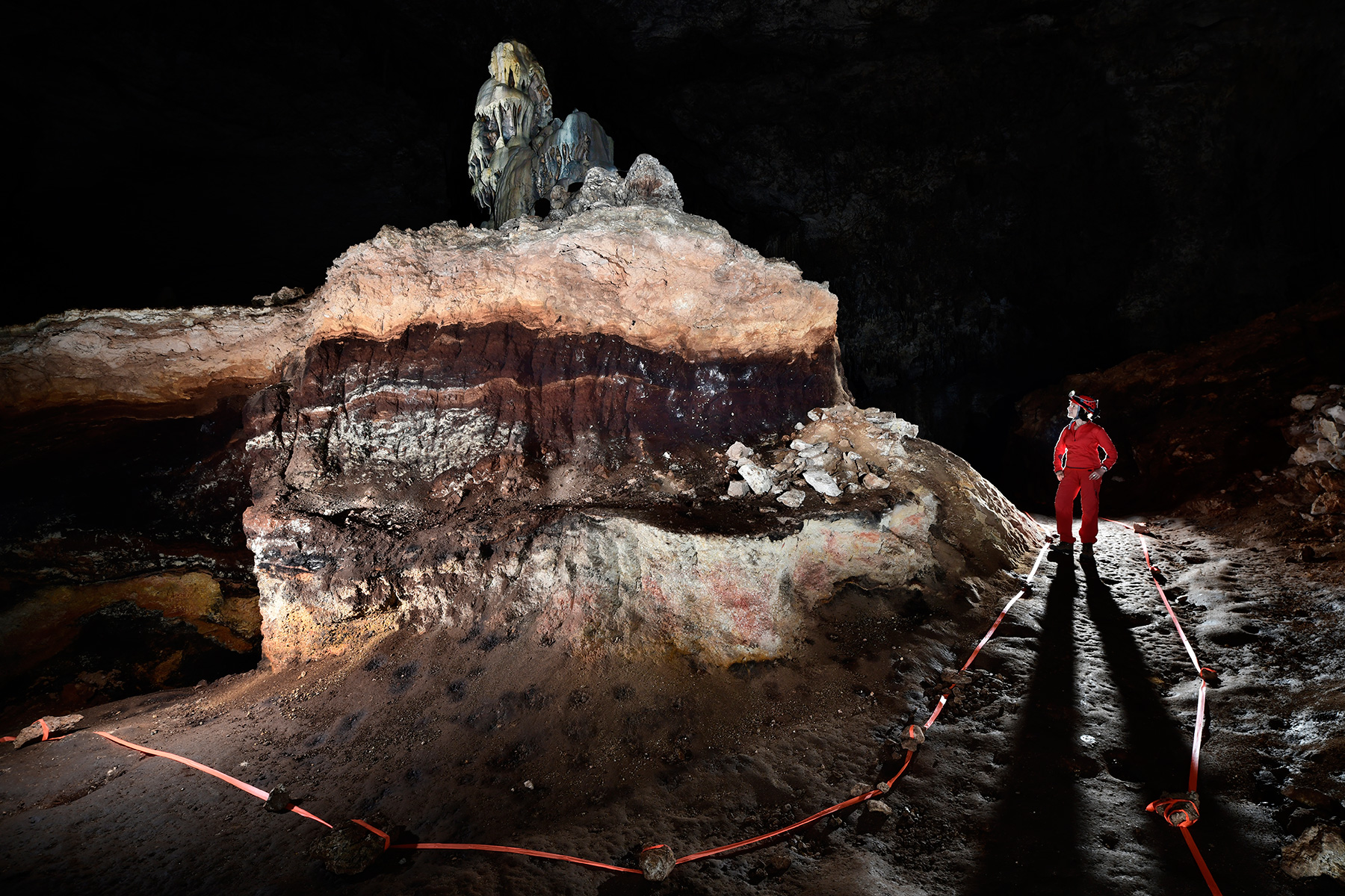 Slaughter Canyon Cave (USA - Nouveau Mexique) - "The Cake" : monticule composé de dépôts de guano surmontés de couches de calcite