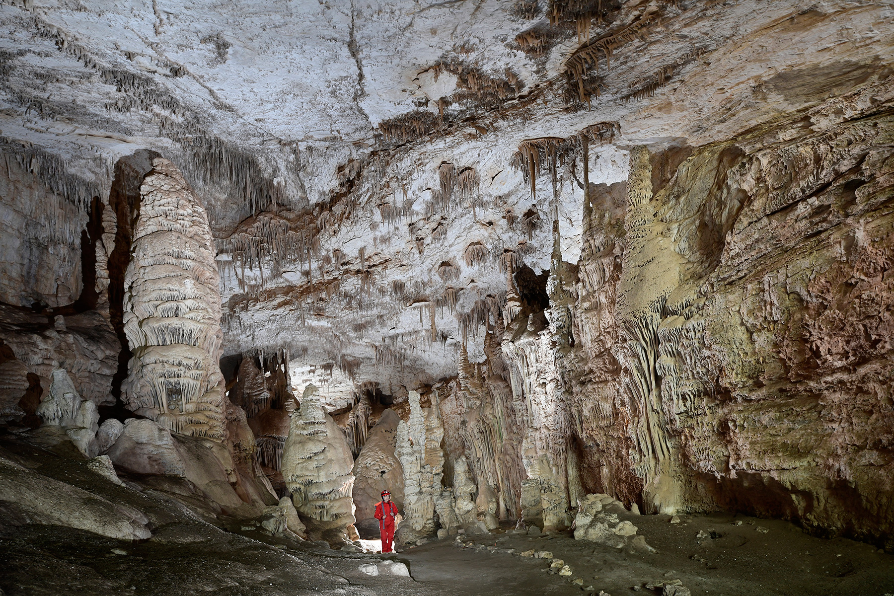 Cottonwood Cave (USA - Nouveau Mexique) - Galerie principale avec groupe de colonnes massives (personnage sur le sentier)