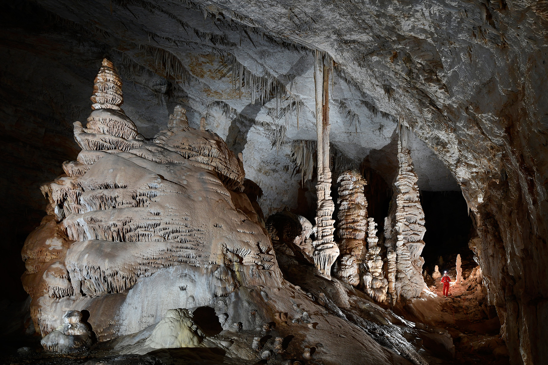 Cottonwood Cave (USA - Nouveau Mexique) - Galerie principale avec groupe de colonnes et stalagmites massives ("Main passage")
