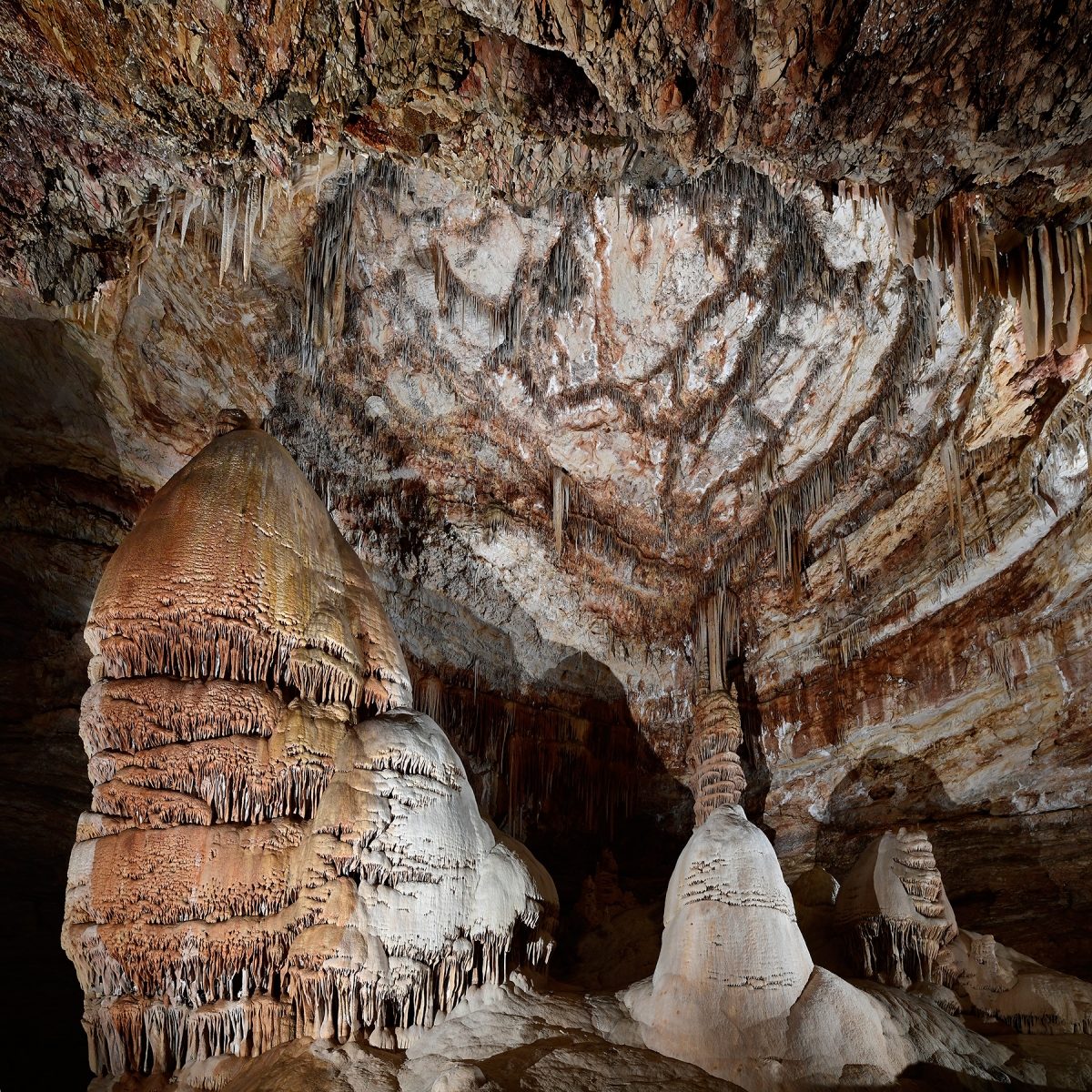 Cottonwood Cave (USA - Nouveau Mexique)- Dômes de calcite géants avec plafond  concrétionné dans la galerie principale ("Main passage")