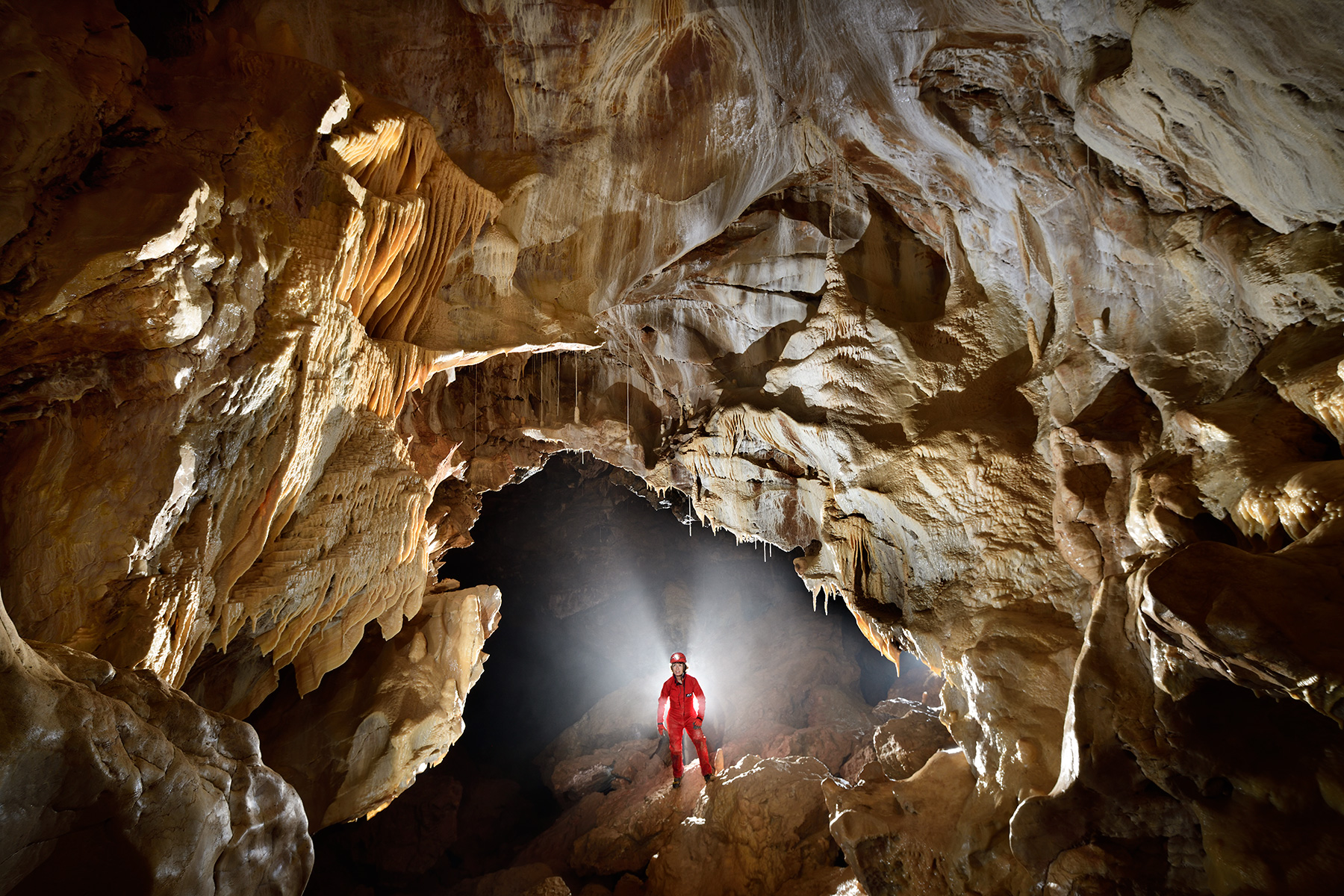 Grotte de Vallorbe (Suisse) - spéléo dans une salle concrétionnée (avec contre-jour accentué par le brouillard)