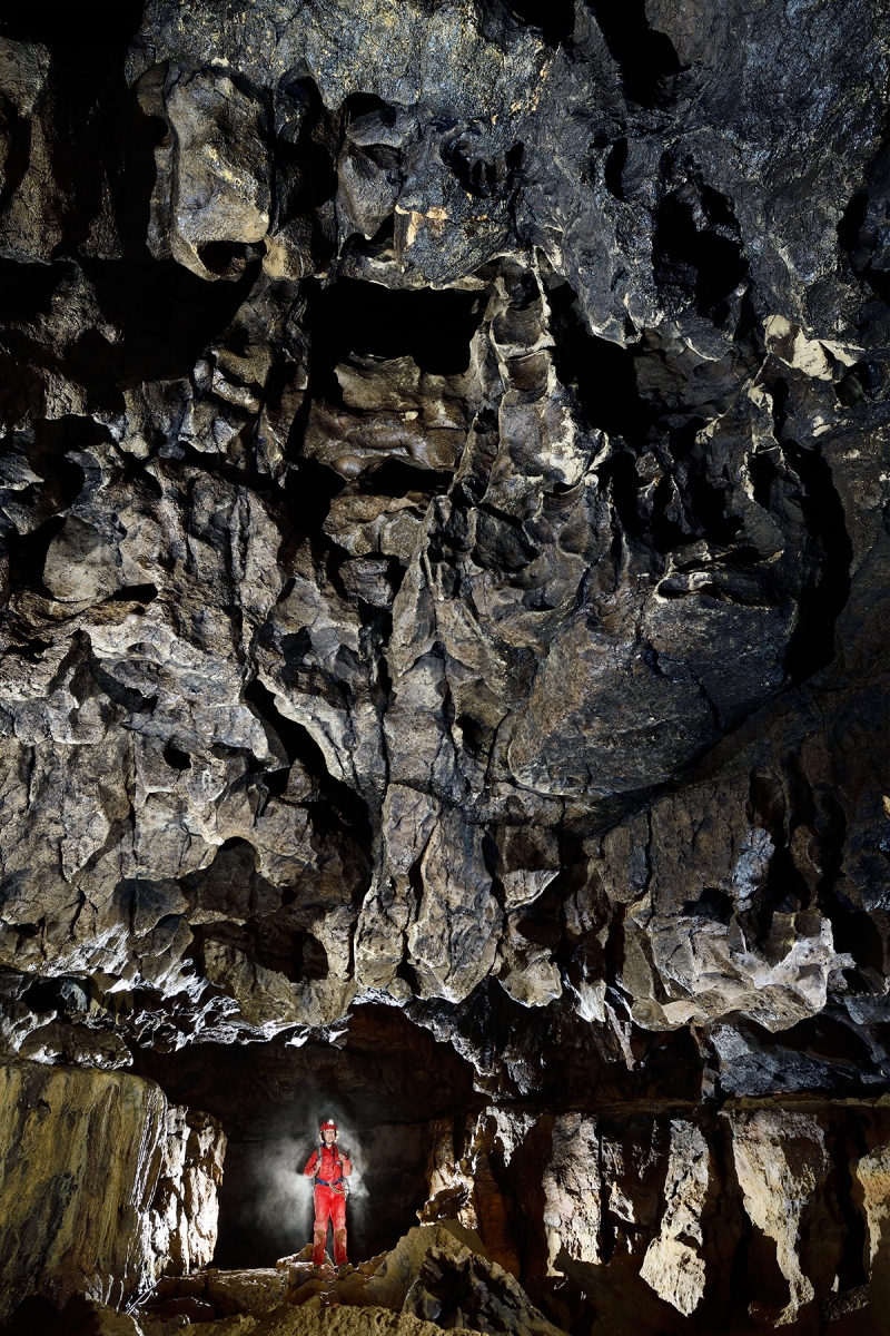 Grotte de Vallorbe (Suisse) - Spéléo dans galerie avec plafond noir corrodé