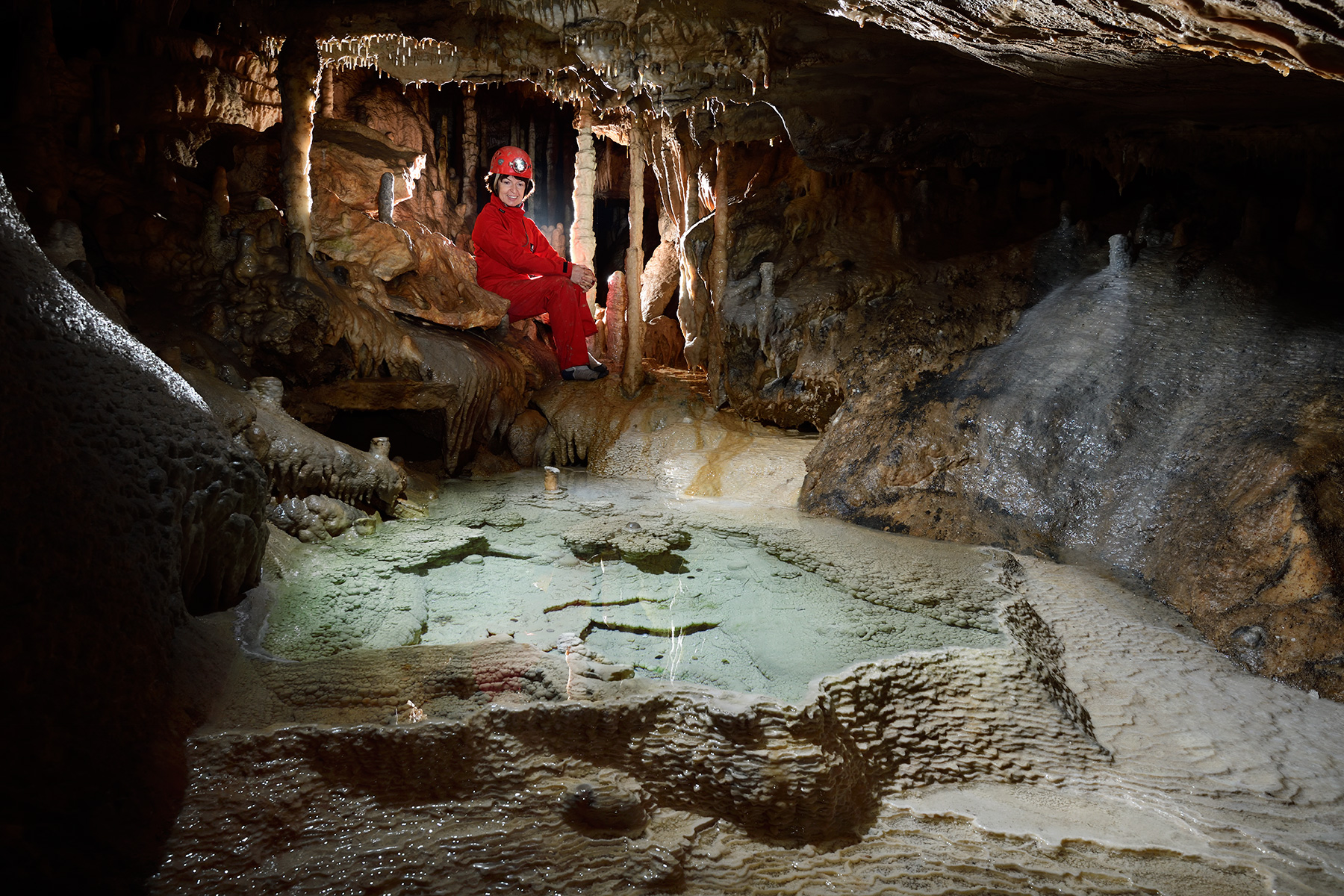 Grotte de Han (partie touristique) - Petit gour plein d'eau dans la Galerie des Vervietois