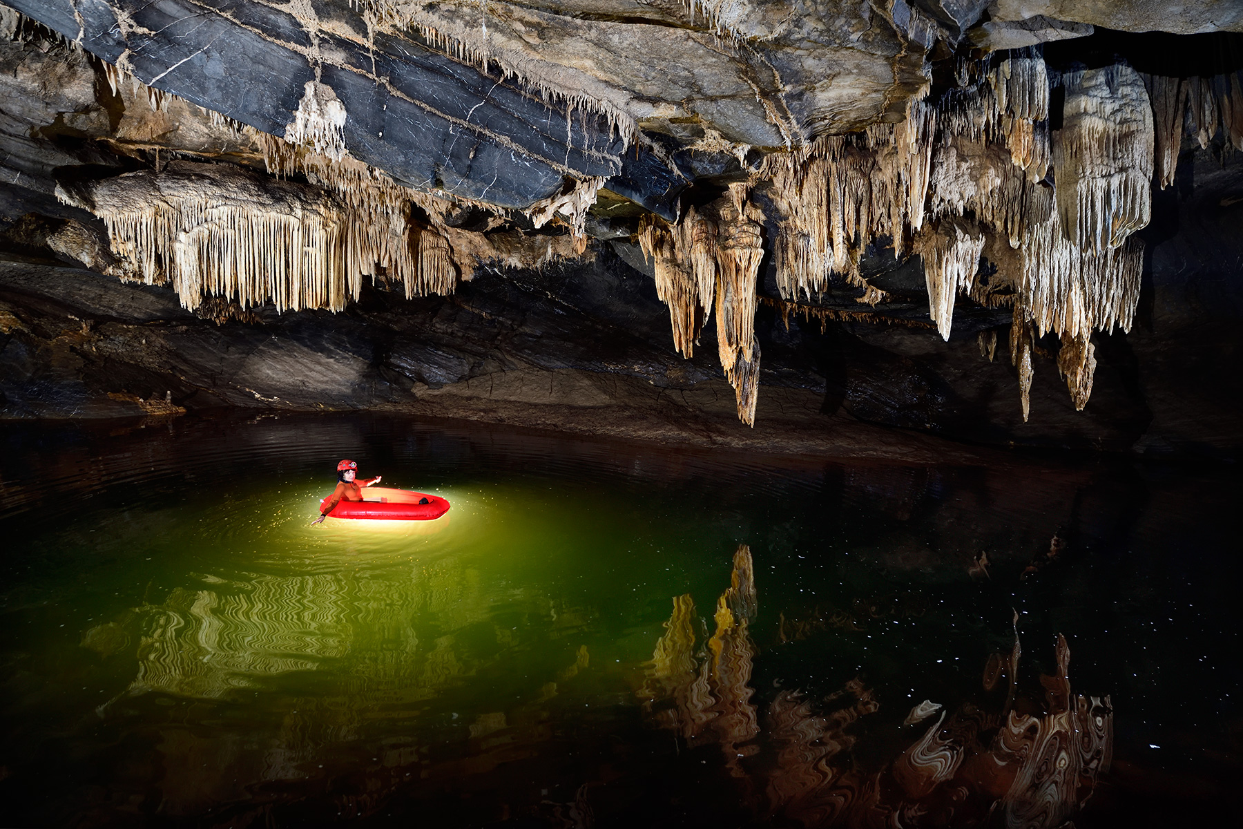 Grotte de Han - Traversée de la rivière souterraine pour accéder au réseau Sud