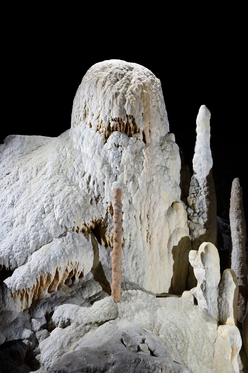 Grotte de Han (réseau sud) - Ensemble de stalagmites massives très blanches (détail de la "Grille")