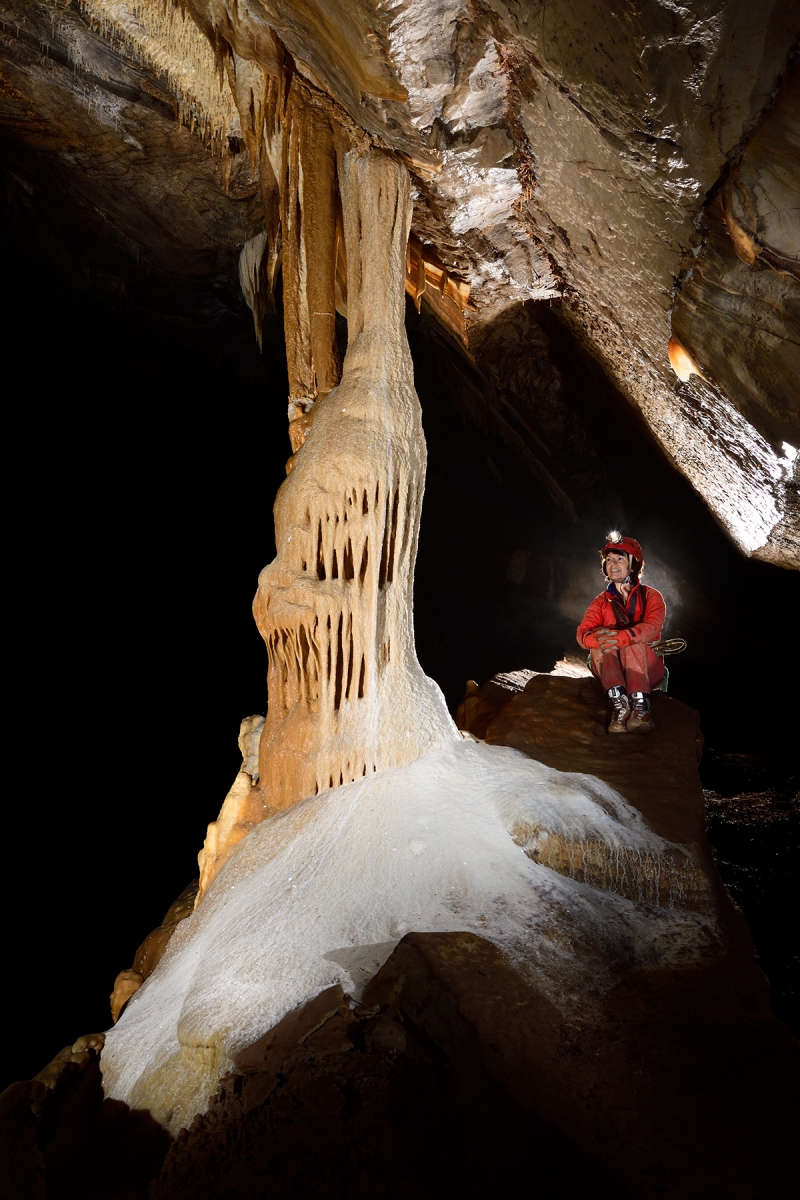 Grotte du Père Noël - Colonne massive orange avec une coulée de calcite blanche à son pied