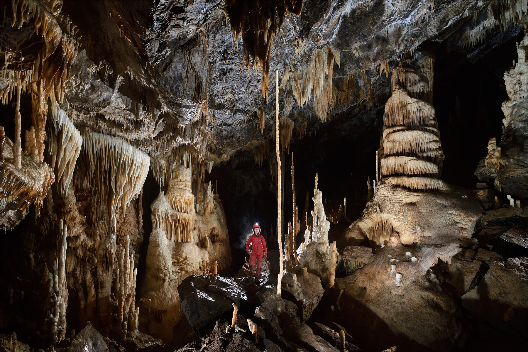 Grotte du Père Noël - Salle concrétionnée avec grande colonne de plusieurs mètres de haut